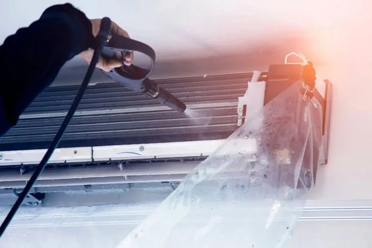 Quy trình vệ sinh dàn lạnh bằng vòi xịt chuyên dụng để loại bỏ mảng bám cứng đầu