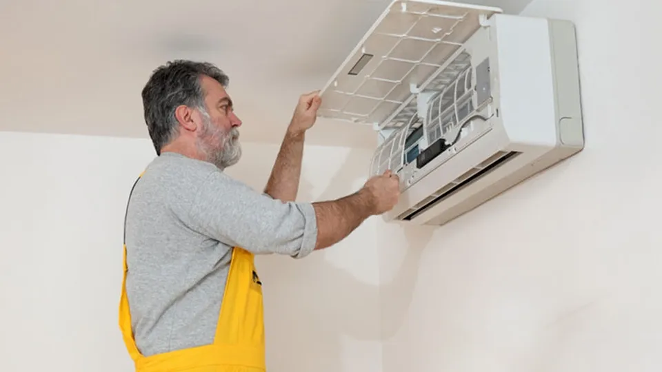 Kỹ thuật viên đang kiểm tra và chuẩn bị thực hiện quy trình vệ sinh máy lạnh định kỳ