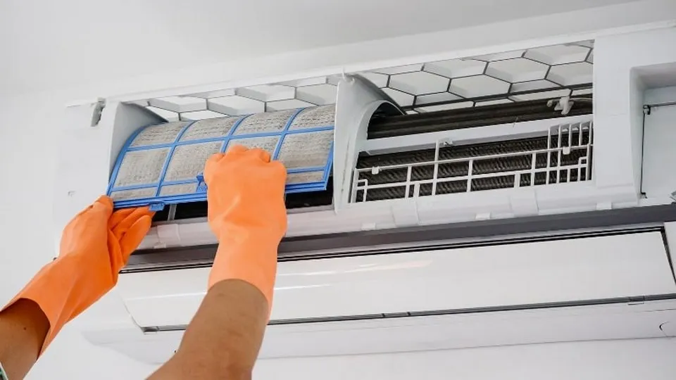 Thao tác tháo rời mặt nạ dàn lạnh để vệ sinh sạch sẽ bằng nước sạch và khăn mềm