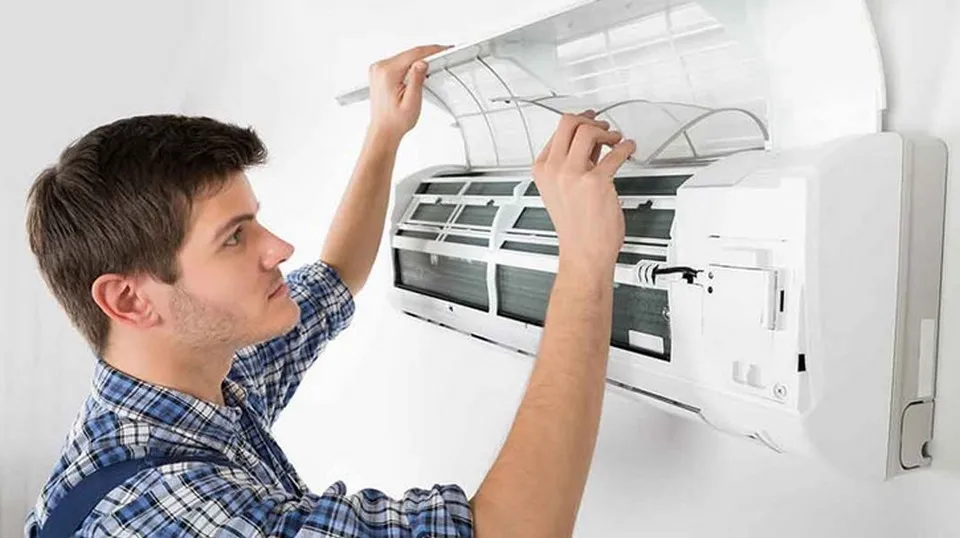 Kiểm tra và dùng lực nước mạnh để thông tắc đường ống thoát nước thải phía sau máy