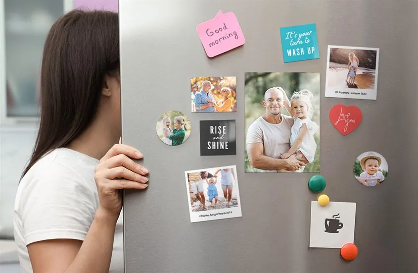 Nam châm trang trí và ghim giấy trên cửa tủ lạnh