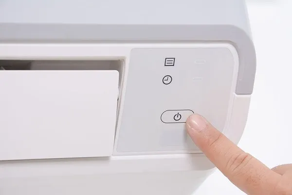 Nút nguồn dự phòng trên dàn lạnh máy điều hòa
