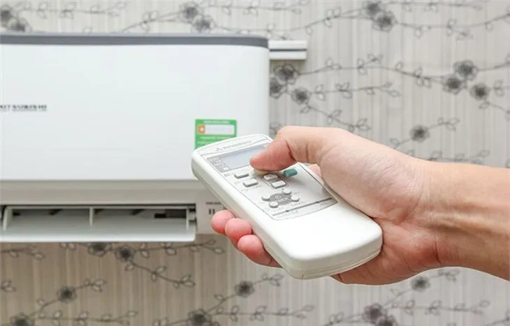 Vệ sinh điểm tiếp xúc pin để sửa lỗi mất nguồn remote