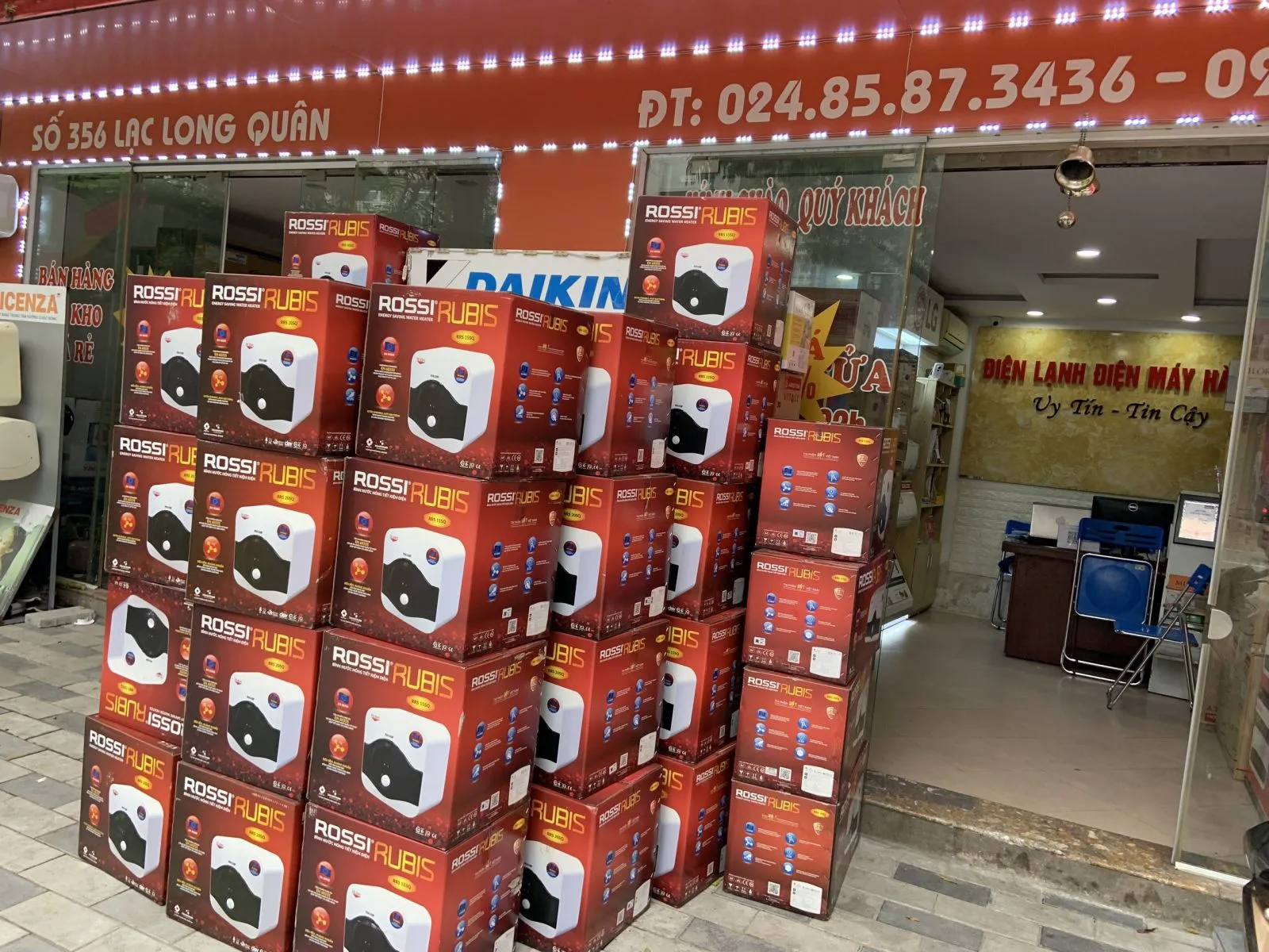 Bình nóng lạnh Rossi 20l ngang PRO20SL với thiết kế trắng-đen sang trọng